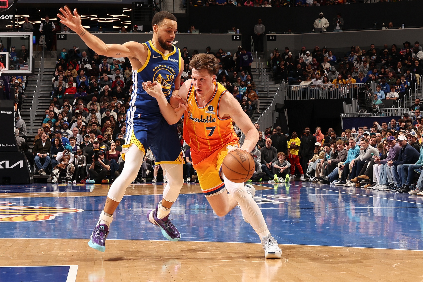 单季20分且三项命中率至少50/40/100%场数：库里前2 克尼佩尔第3